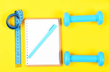 Cyan mavisi spor aletleri. Kilo vermek için aptal araçlar.