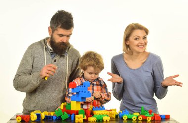 Ebeveynler ve çocuklar oyun odasında. Anaokulu ve aile kavramı.