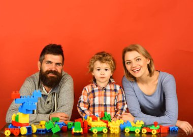 Renkli inşaat bloklarından inşa edilmiş neşeli yüzlü bir aile..