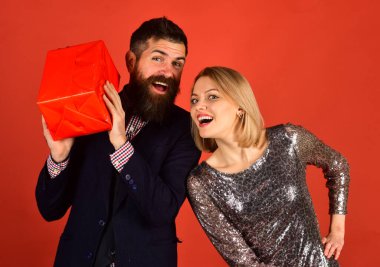 Romantizm ve kutlama konsepti. Aşık çift hediyelerini paylaşır.