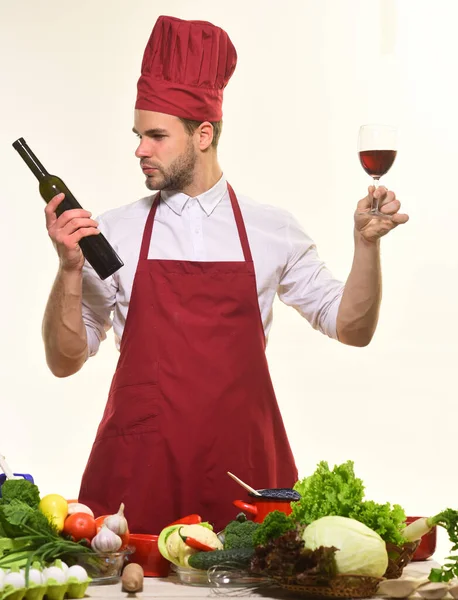 Chef in Bourgogne uniform met wijnglas en fles wijn. — Stockfoto