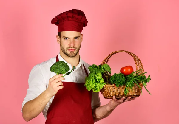 Chef en uniforme de borgoña tiene brócoli. Concepto de alimentos ecológicos . —  Fotos de Stock