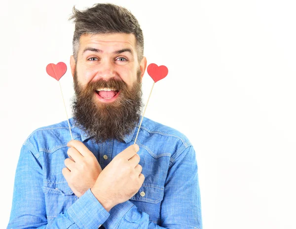 Conceito do dia dos namorados. Homem barbudo com rosto feliz celebra dia Valentives — Fotografia de Stock