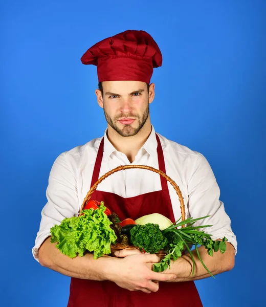 파란색 배경에 턱수염을 가진 남자. 유기 식품의 개념. — 스톡 사진