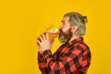 Bekarlığa veda günü. Hayal gücünün tadına bak. Alkolik. Bar 'da bira içen susamış bir adam. Köpüklü bira. Hippi bira içer. Olgun sakallı adam elinde bira bardağı tutuyor. Şerefe. Tatil kutlaması