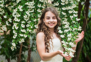 Son derece mutlu. Yasemin çiçeğini park et. Güzel balo kraliçesi. Prenses gibi görün. Nedime. çocukluk mutluluğu. Kızlar parti elbisesi. Kadın moda salonu. Çiçek açan bahçede küçük bir güzellik