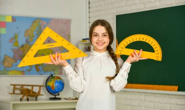 Geometrik şekiller çiz. Cetvelleri olan tatlı bir kız. En sevdiği okul konusu. Eğitim ve okul konsepti. Öğrenci geometrisi öğreniyor. Çocuk okul üniforması. Kaliteli eğitim içeriğini paylaşın. BTMM konsepti