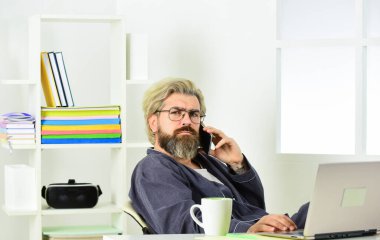 İş görüşmesi için. Boşluk. İşsiz bir adamın mobil sohbeti. Finansal kriz. Günün sonunda fişi çekmek önemlidir. İşsizlik kavramı. İnternette iş arayan işsiz bir adam. Özgeçmiş oluştur