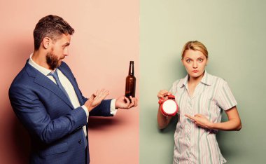 Bir çift erkek ve kadın problemi. Aile çatışması. Alkolizm sorunu. Sarhoş bir adam. İşten sonra sarhoş bir işçi. Tartışıyorduk. Kuralları çiğnemek. Karısı alkolik adamla tanışmış. Ev hanımı ve sarhoş koca. Yine geç kaldın.