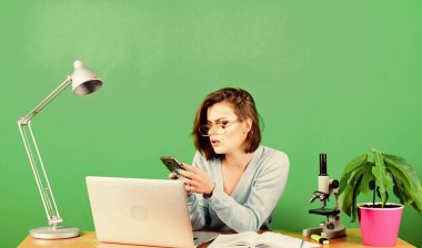 Modern öğrenci. Eğitim konsepti. Öğrenci hayatı. Lise eğitimi. Çevrimiçi uzak sınıflar. Gelen mesajı oku. İnek kız. Sosyal ağları kontrol et. Dizüstü bilgisayarı olan çekici bir kız.