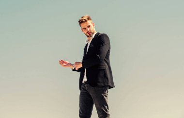 Kariyerinin zirvesinde. Başarı kavramı. Kendine güvenen iş adamı Yakışıklı bir manken. Seksi maço adam. Erkek bakımı. resmi erkek modası. Modern yaşam tarzı. Sakallı adam iş stili. hoparlör