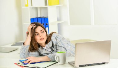 Teknoloji ona her zaman işinde yardımcı olur. Şık bir kadın defter üzerinde çalışıyor. Kızlar kıyafet kurallarına uyar. Dizüstü bilgisayarı olan yorgun bir iş kadını. Belge klasörlü zarif bir kadın. çevrimiçi ofis çalışanı