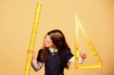 BTMM okul disiplini. Okul öğrencisi geometri öğreniyor. Küçük kız okula geri döndü. Matematik dersi. Eğitim ve bilgi. Büyük hükümdarları olan öğrenci kız. Bilgi için heyecanlıydı.