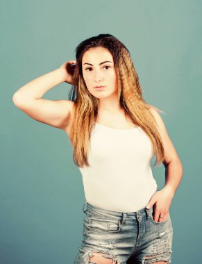 Genç uzmanlar. Gerçek kız için makyaj. Moda ve güzellik salonu. Seksi bir kadın. Uzun saçlı seksi kadın. Moda modelinin modaya uygun görüntüsü. Şık saçlar. Hipster eğilimli kadın