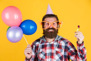 Sadece bir dakika. Doğum günün kutlu olsun. Şirket partisi kutlaması. Merhaba yaz. Yaz tatili partisi. Mutluluğu hisset. Sakallı adam. Parti gözlüklü adam balon tutuyor. bayram kutlaması