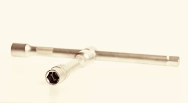 Tekerlek anahtarı. İngiliz anahtarı, araba tekerleklerindeki fındıkları gevşetmek ve sıkmak için kullanılan soket anahtarının adıdır. Örümcek anahtarı her iki ucunda çapraz boyutta soketler şeklinde yapılır.