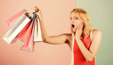 Kaliteli hizmet. Büyük indirim. Kadın alışveriş kolik alışveriş torbaları. Tatil hazırlıkları için paketler. Yaz indirimi. Kara Cuma için özel fiyat. Dükkan kapandı. Şaşırmış kadın alışverişçisi