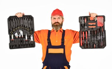 Tornavidalar hazır. Adam alet çantası beyaz arka plan taşıyor. Tamirci tamirci alet çantası taşıyor. Tamirci konsepti. Elektrikçi aletleri. Profesyonel ekipmanlar. Tamirciyi hayal et. Araçlar kümesi