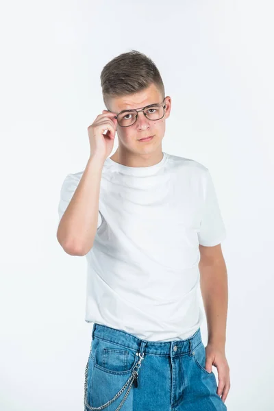 Podívej se na to. městský styl. modelka teen. dospívající chlapec nosí brýle. Mladý chlapec v neformálním stylu. hezký dospívající muž izolovaný na bílém. mužské kadeřnictví a kadeřnictví. pánské standardy krásy — Stock fotografie