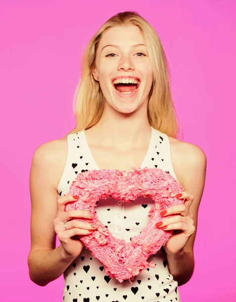 Total verliebt. glückliche Frau auf rosa Hintergrund. Frau mit dekorativem Herzen. Datum. Romantischer Gruß. Valentinstag-Verkauf. Liebe und Romantik. Valentinstag-Party — Stockfoto