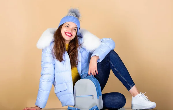 Estilo casual. Acessório de moda. Menina modelo adorável com mochila extravagante. Pequena mochila e chapéu de malha. Roupa azul pastel. Sinto-me confortável. Estilo jovem. Roupa casual para a vida moderna — Fotografia de Stock