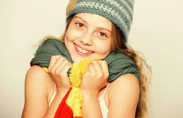 帽子和围巾保暖.哪些面料可以让你今年冬天保暖?孩子们戴着温暖柔软的针织蓝色帽子和长长的围巾.温暖的羊毛饰物。女孩长发快乐脸蛋白底 — 图库照片