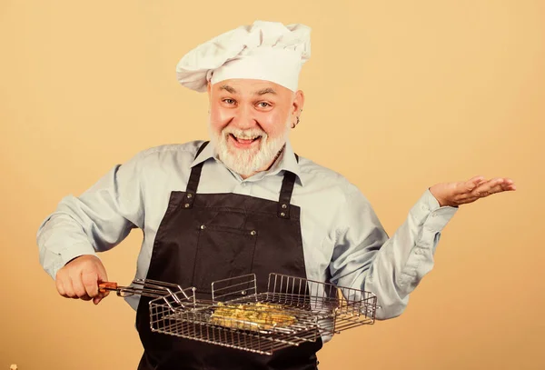 Perfecte zomerlunch. Oudere man met koksmutsen. Kook mannen met een baard. kookgerei voor de barbecue. Hij geeft de voorkeur aan grillvoedsel. Picknick en barbecue. Keukenregels. Maak het eten klaar voor familie. Familieweekend — Stockfoto