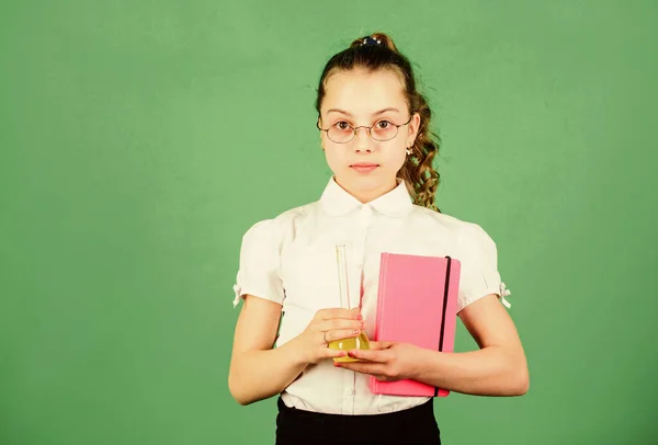 Tolle medizinische Ergebnisse. Kind lernen Bilogie Lektion mit Note. zurück zur Schule. Bildung und Wissen. kleines intelligentes Mädchen mit Testkolben. wissenschaftliche Forschung im Labor. Kleines Schulmädchen — Stockfoto