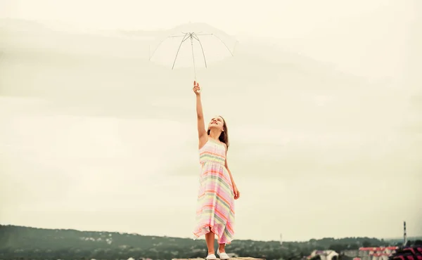 Beauté d'automne. temps pluvieux. Humeur d'automne. mode d'automne. Liberté et bonheur. enfance insouciante. petite fille avec parapluie. prévisions météo d'automne — Photo