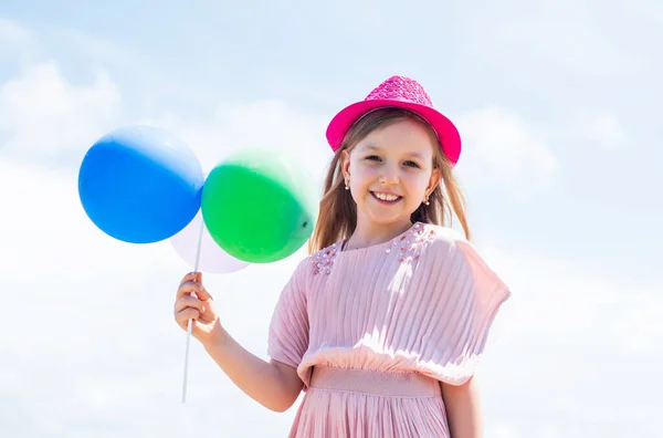 Rendere ricordi indimenticabili. Ragazzo che si diverte. Giornata internazionale dei bambini. infanzia felice. bambino con palloncini. Intrattenimento concetto di compleanno. libertà. bambino che fa festa con palloncini in mano — Foto Stock