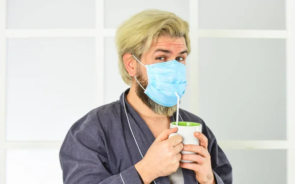 Uitbraak van een coronavirus pandemie. Dokter ademhalingsmasker. Ziekenhuis of vervuiling te beschermen gezicht maskeren. medisch masker als corona bescherming. man drinken koffie in ademhalingsbescherming masker — Stockfoto