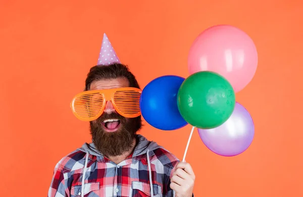 Últimos detalhes. festa corporativa comemorar. Olá, verão. festa de férias de verão. sentir a felicidade. homem feliz com barba. homem de óculos de festa segurar balões. Celebração de férias. feliz aniversário para você — Fotografia de Stock