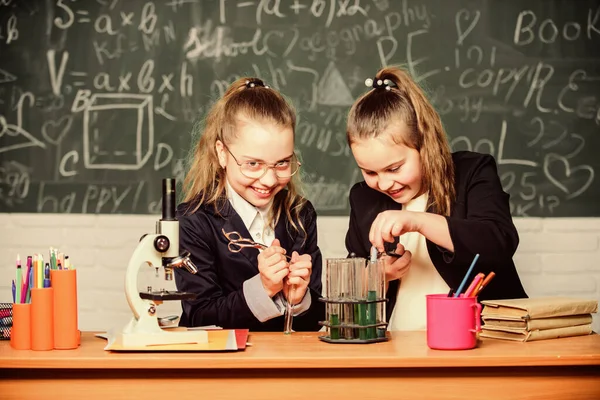 Vetenskapliga experiment i kemilaboratorium. Liten forskare arbetar med mikroskop. Biologilektion. Kemisk forskning. Små flickor i skolans labb. Läkemedel du kan lita på. Kemisk utbildning — Stockfoto