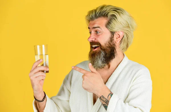 Balancieren Sie Ihr Leben. Trinkglas. Feuchtigkeitsspendend. mit Wasser hydratisiert bleiben. Wasserhaushalt im Körper. Tagsüber Wasser trinken. Hipster-Mann im Bademantel. glücklicher Mann mit Wasserglas — Stockfoto