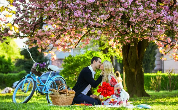 Älskar sensuella kyssar. Ett par i kärlekspicknick. Vårhelgen. Min skatt. Romantiskt förslag. Njuter av deras perfekta dejt. Par koppla av i parken med cykel. Romantisk picknick med vin — Stockfoto