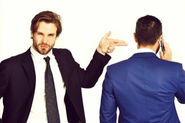 Taciz, sabotaj, silahlı adam meşgul iş adamlarını vuruyor.