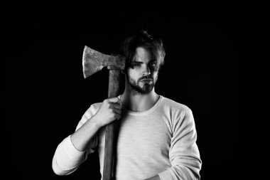 Sıradan saç stili olan sakallı, vahşi adam elinde keskin bir balta tutuyor.