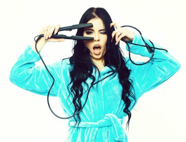 seksi kız turkuaz kadife bornozla poz veriyor.