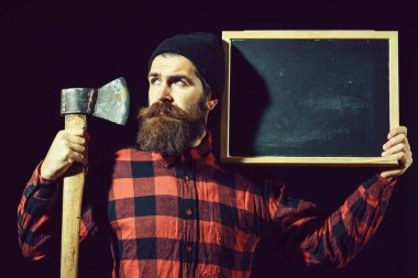 Baltalı ve karatahtalı adam