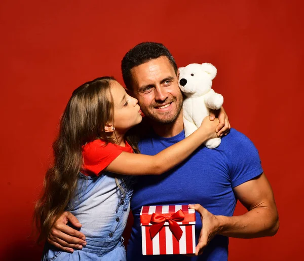 Kızı babasını öpüyor ve oyuncak ayıyı tutuyor.. — Stok fotoğraf
