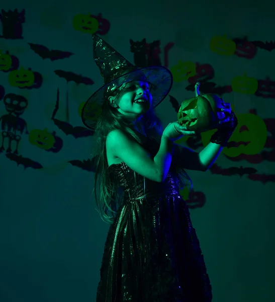 Korkunç cadı kostümü giymiş çocuk Jack O Lantern 'i tutuyor. — Stok fotoğraf