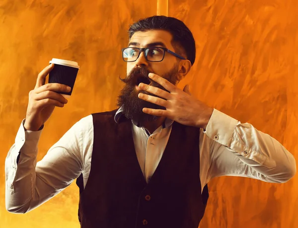 Skäggig man, brutal kaukasisk hipster med mustasch håller kaffekopp — Stockfoto