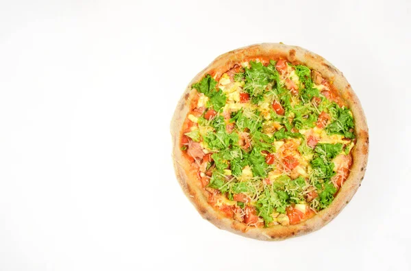 Kryddig pizza med krydda. Pizza med bacon, tomater och ost, — Stockfoto