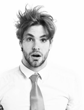 Kafkasyalı turuncu kravatlı maço şaşırdı.