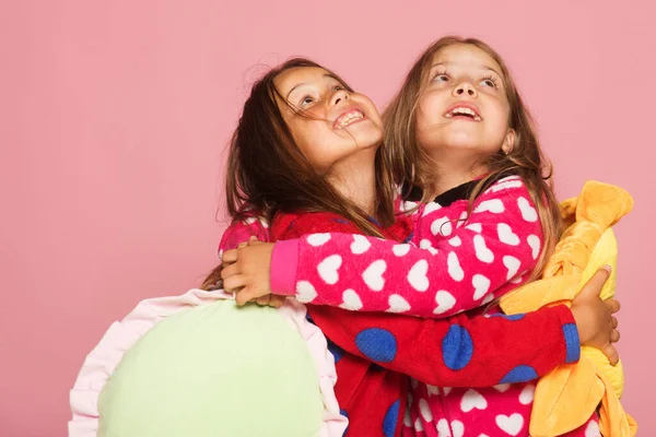 Kinder schauen auf und stehen auf rosa Hintergrund — Stockfoto