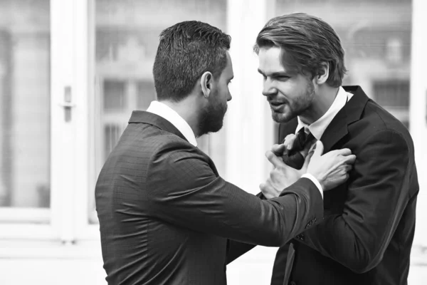 Lucha, conflicto de negocios, hombres de confianza o hombres de negocios luchar con corbata — Foto de Stock