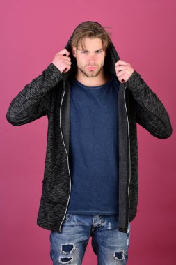 Mor arka planda sarı saçlı bir adam..