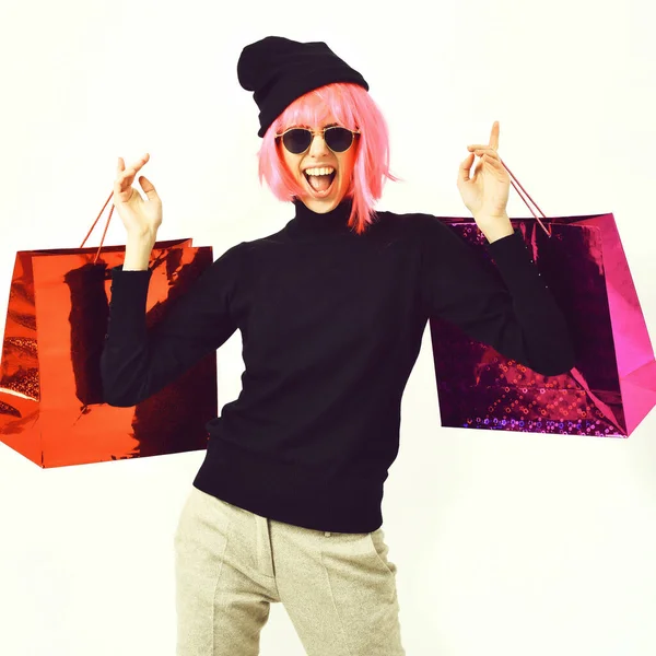 Chica sexy de moda en paquete de celebración de peluca rosa o bolsas —  Fotos de Stock