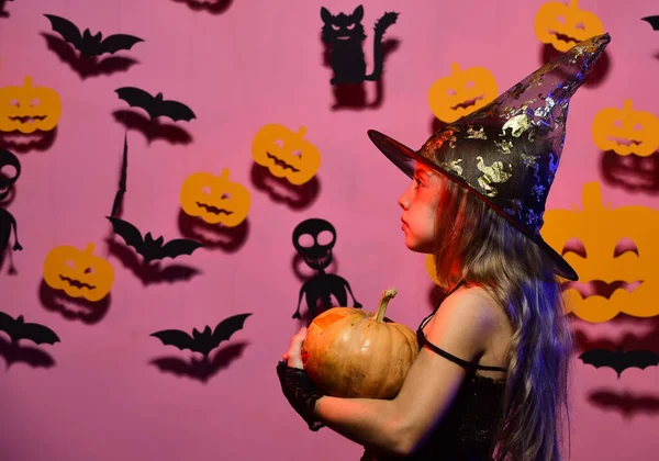 Petite sorcière coiffée d'un chapeau noir. Enfant en costume de sorcière effrayant — Photo