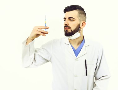 Sakallı doktor şırınga tutuyor. İlaç ve iyileşme fikri